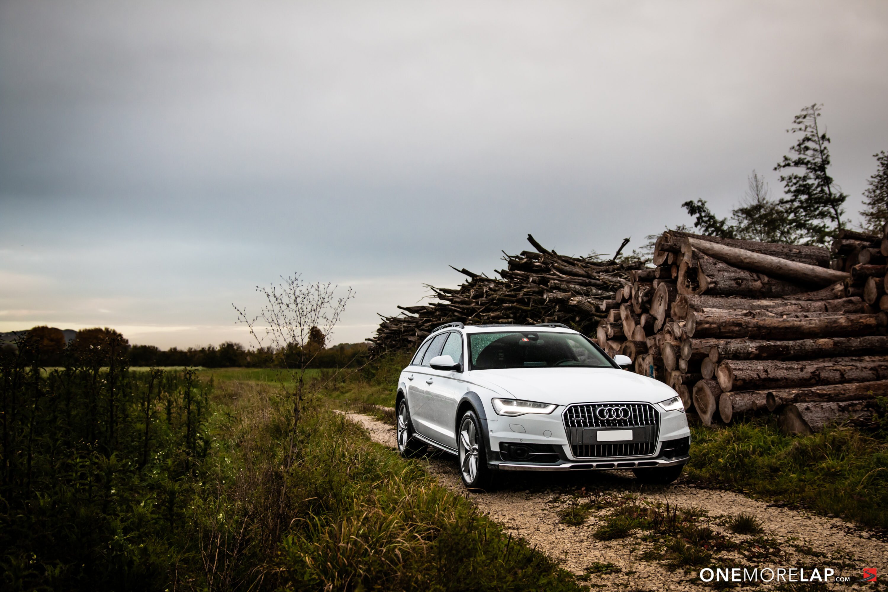 Offroad auf einem Feldweg mit dem Audi A6 Allroad 3.0 BiTDI Quattro (4G C7 Facelift 2015)