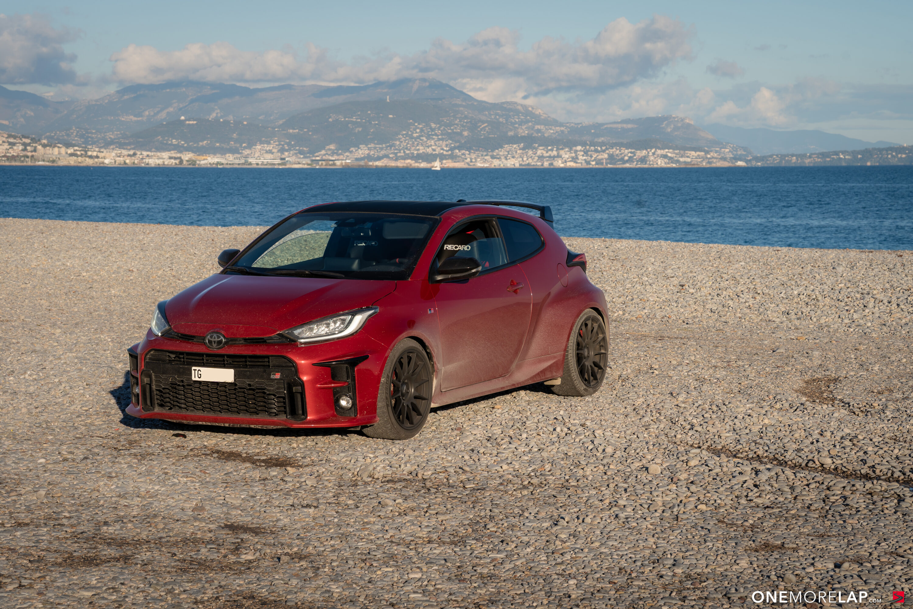 18 Pässe im Winter: Wie sich ein modifizierter Toyota GR Yaris auf der Route Napoléon fährt - Winter-Roadtrip!