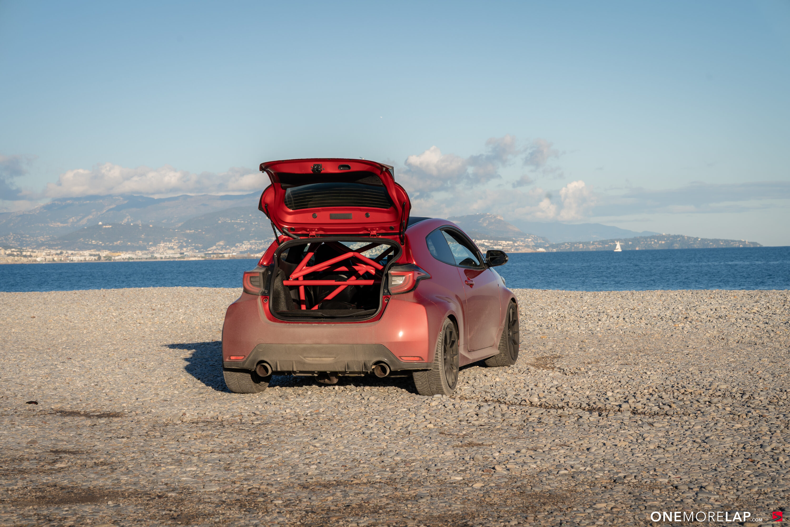 18 Pässe im Winter: Wie sich ein modifizierter Toyota GR Yaris auf der Route Napoléon fährt - Winter-Roadtrip!
