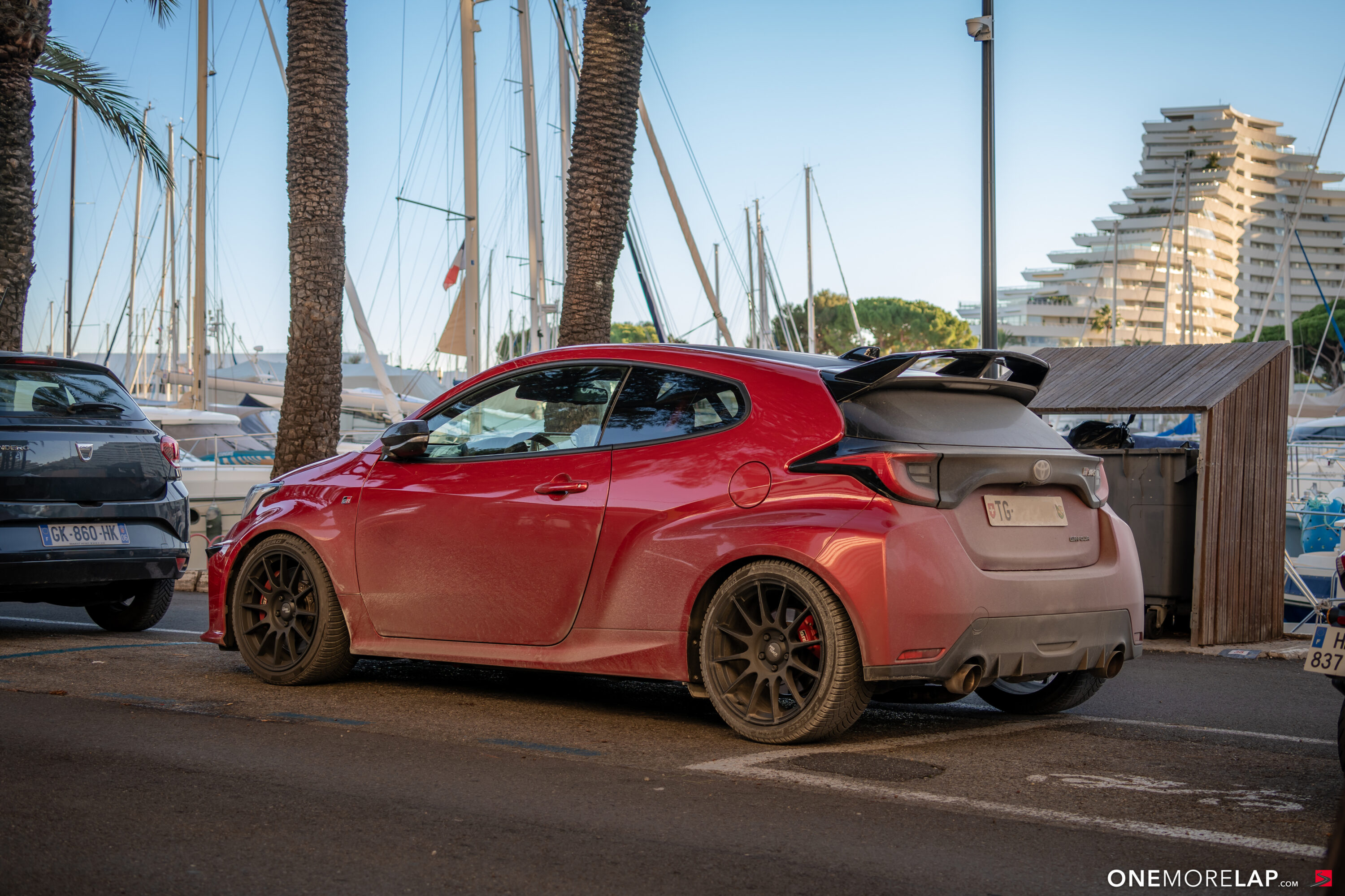 18 Pässe im Winter: Wie sich ein modifizierter Toyota GR Yaris auf der Route Napoléon fährt - Winter-Roadtrip!