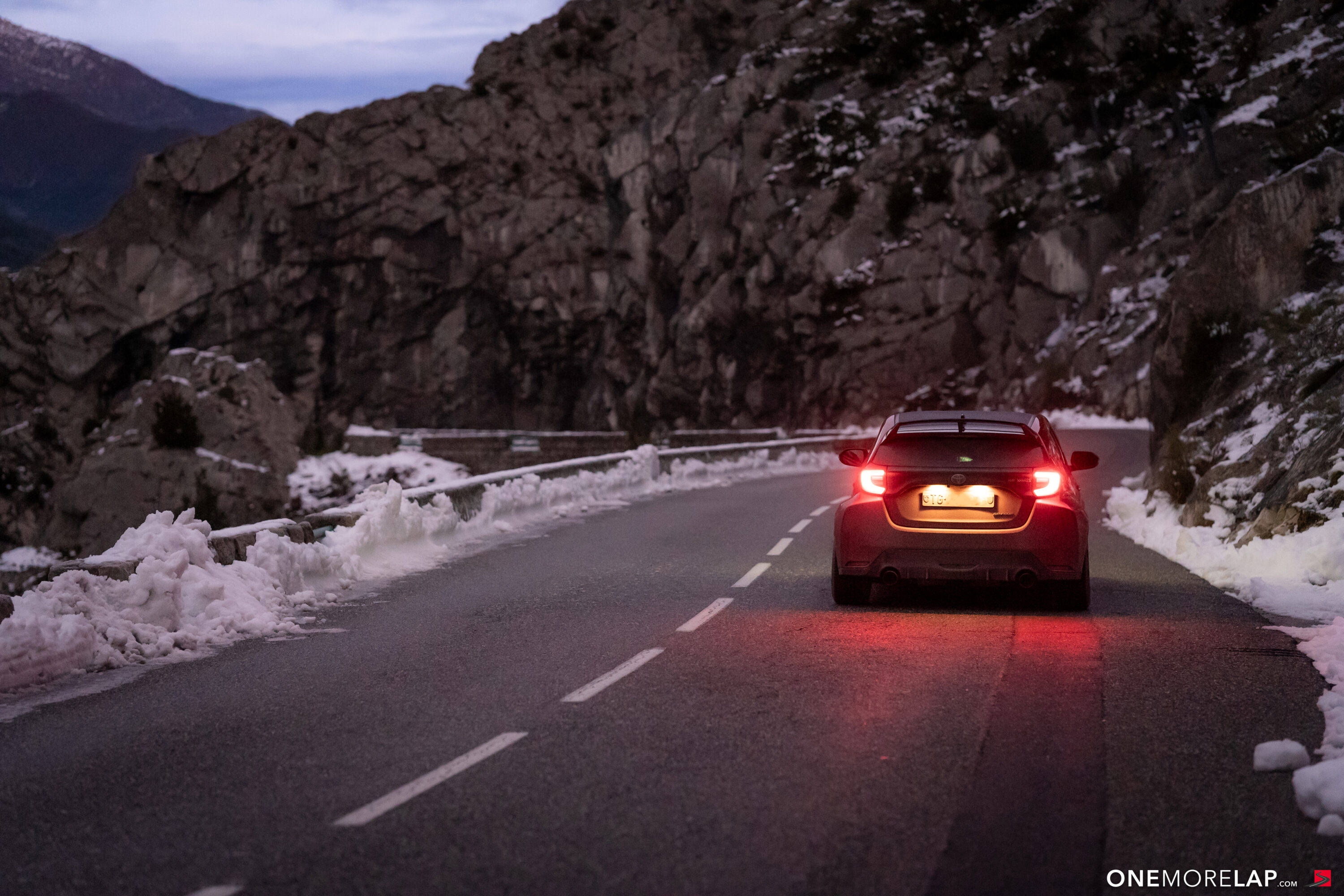 18 Pässe im Winter: Wie sich ein modifizierter Toyota GR Yaris auf der Route Napoléon fährt - Winter-Roadtrip!