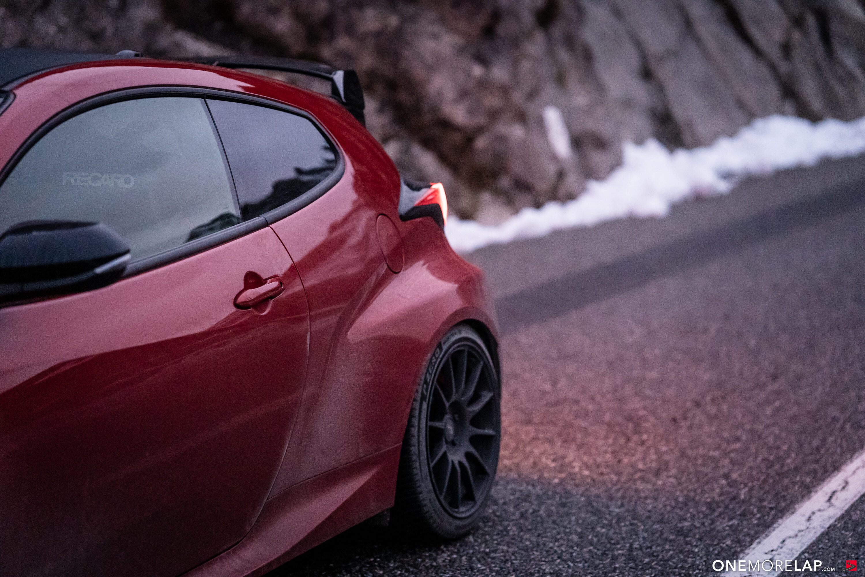 18 Pässe im Winter: Wie sich ein modifizierter Toyota GR Yaris auf der Route Napoléon fährt - Winter-Roadtrip!