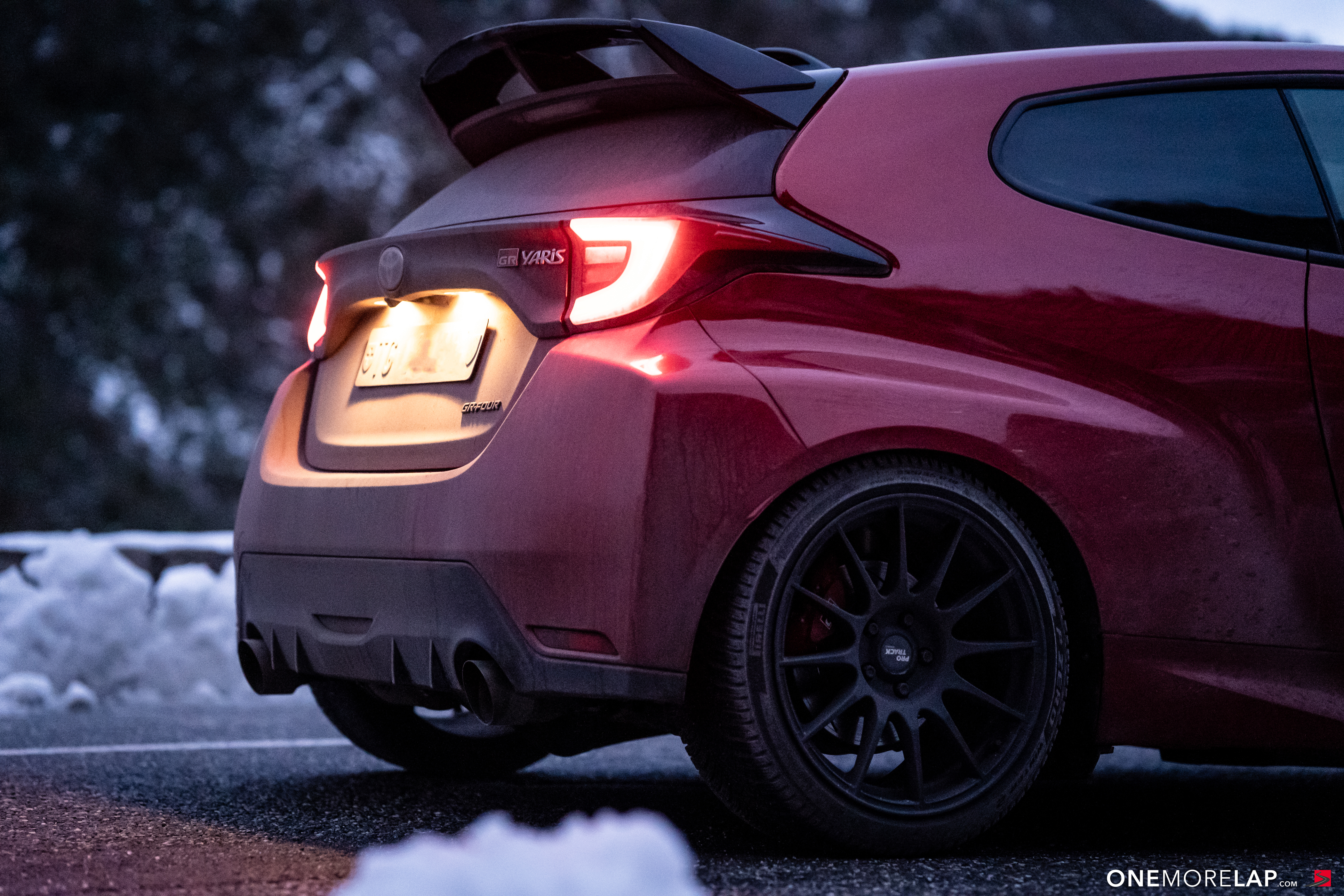 18 Pässe im Winter: Wie sich ein modifizierter Toyota GR Yaris auf der Route Napoléon fährt - Winter-Roadtrip!