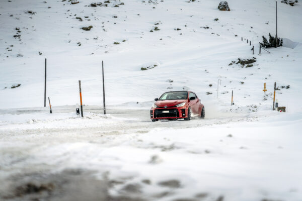 Eis-Tanz auf 2383 Metern: Mit dem Toyota GR Yaris quer über den gesperrten Flüelapass