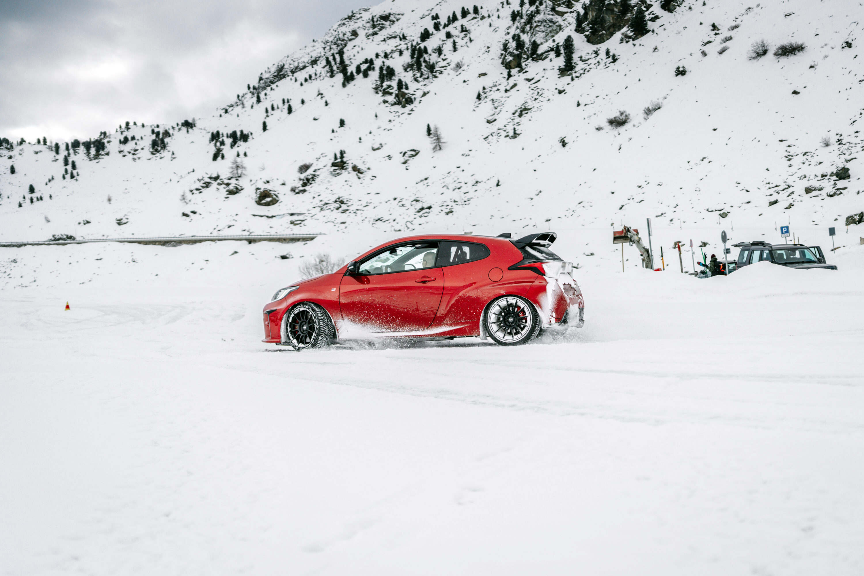 Eis-Tanz auf 2383 Metern: Mit dem Toyota GR Yaris quer über den gesperrten Flüelapass
