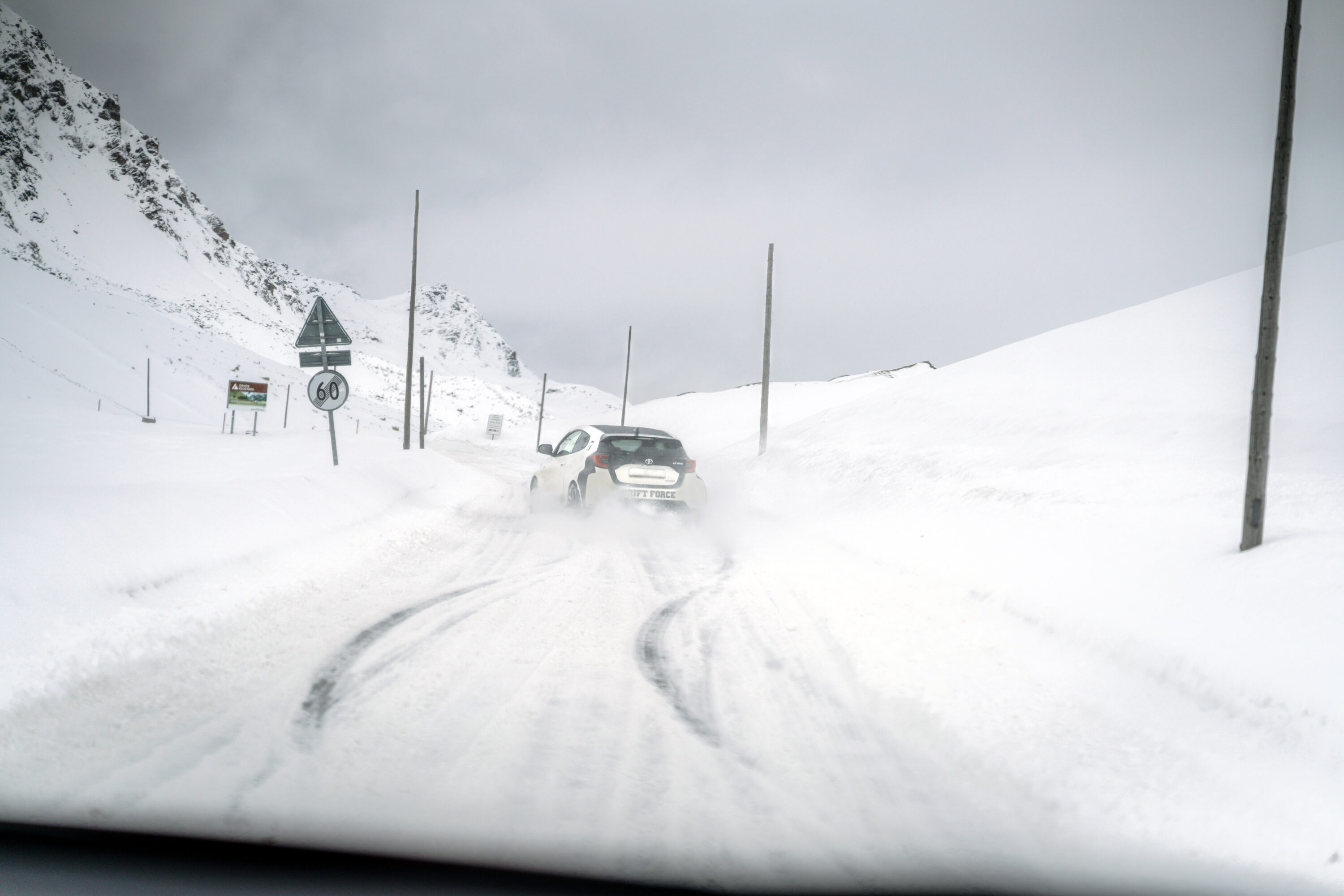Eis-Tanz auf 2383 Metern: Mit dem Toyota GR Yaris quer über den gesperrten Flüelapass