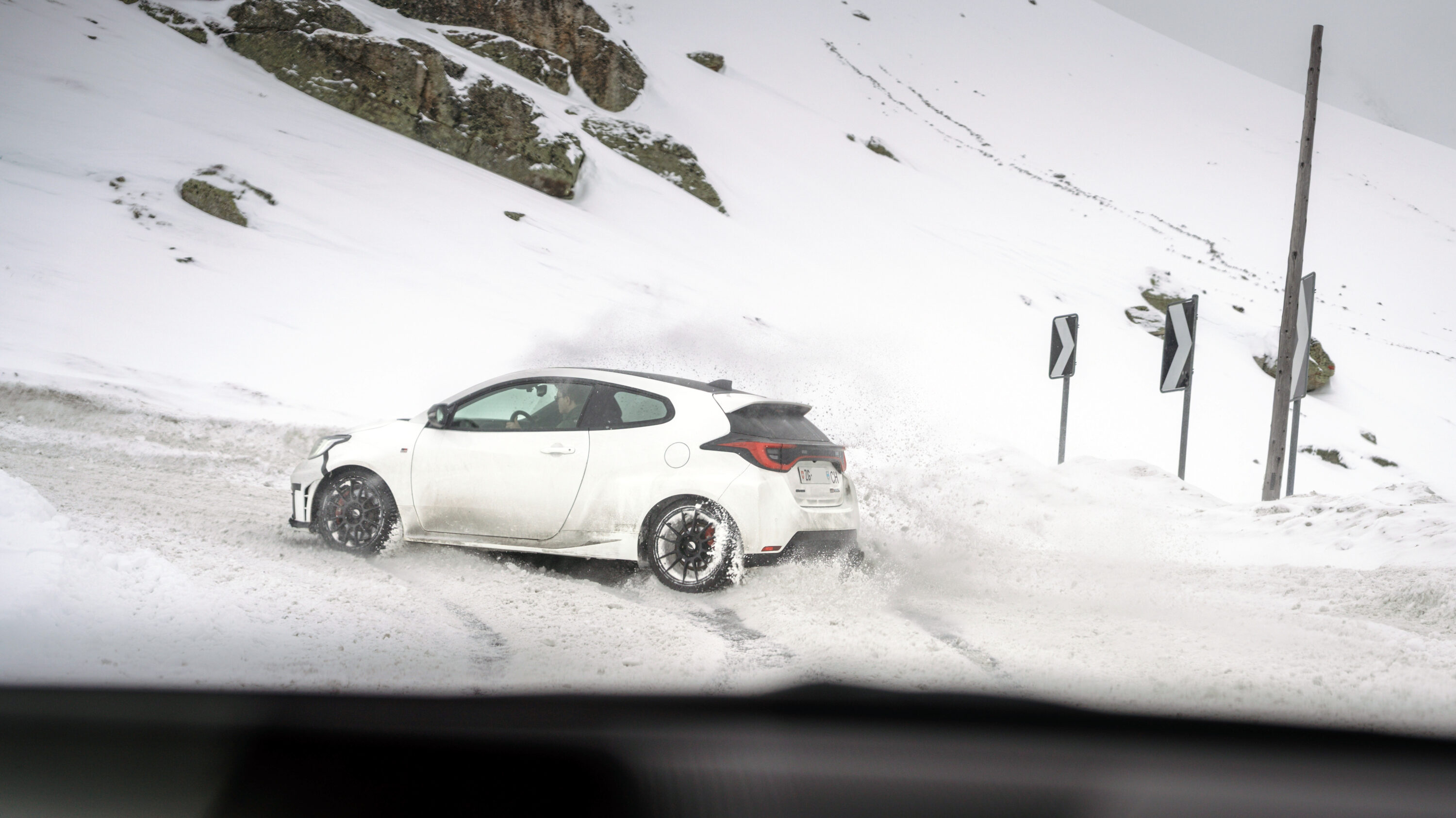 Eis-Tanz auf 2383 Metern: Mit dem Toyota GR Yaris quer über den gesperrten Flüelapass