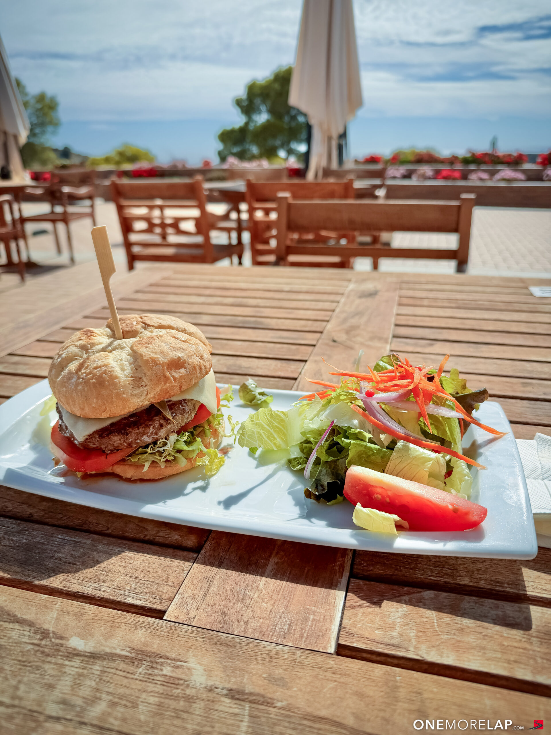 Burger mit Salat auf der Clubterrasse mit Meerblick
