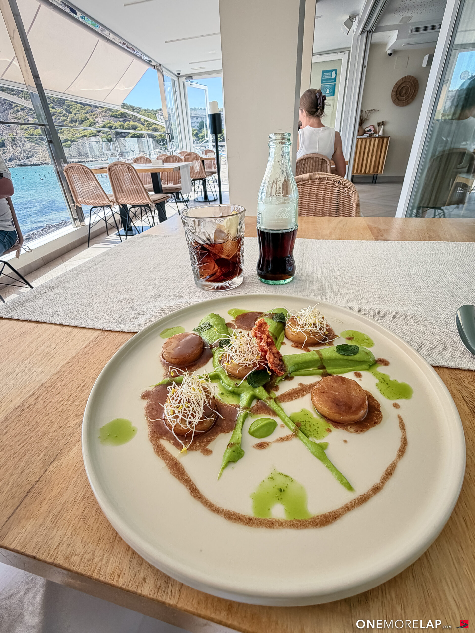 Gerösteter Knollensellerie mit Erbsenpüree, Minze und Miso Karamell im The Strat in Finestrat
