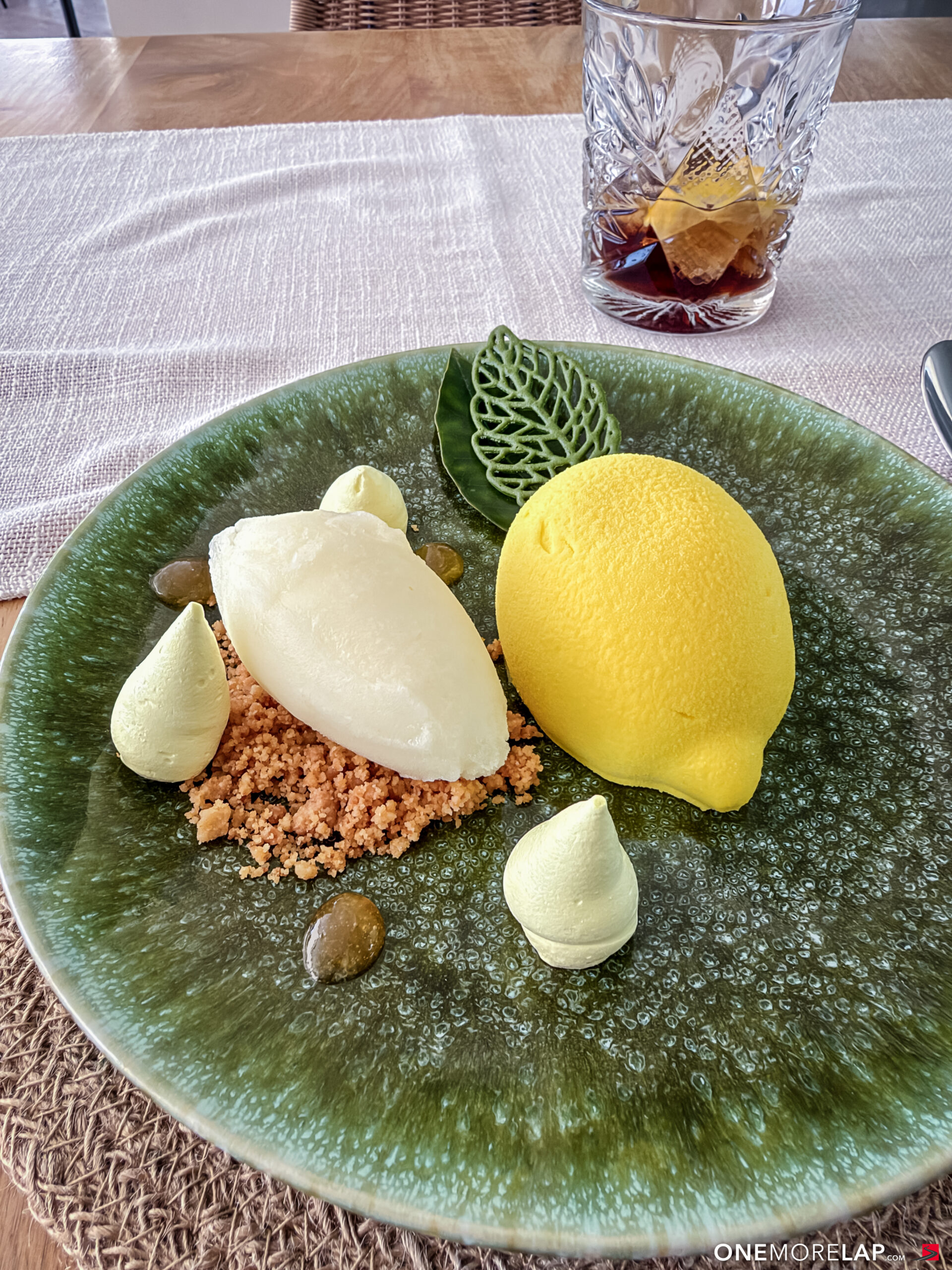 Dessert Yayas Lemon, Zitronenmousse in weisser Schokolade, im The Strat in Finestrat